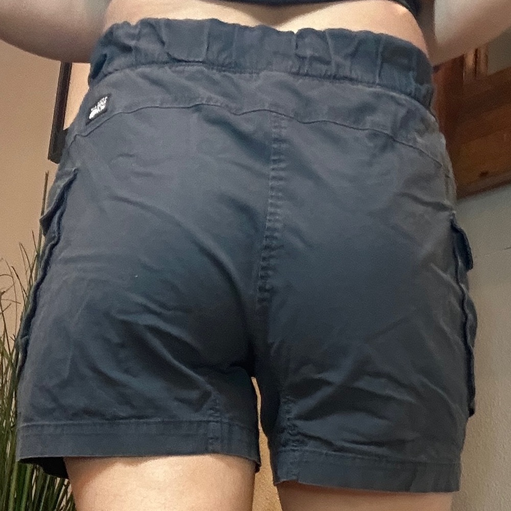 Mountain Hardwear Cascade Pass Cargo Shorts – Women’s Size Small – Grey